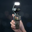 DJI Osmo Pocket 4 avec son accessoire lumiére (Image : DJI)