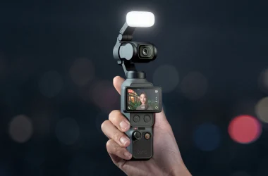 DJI Osmo Pocket 4 avec son accessoire lumiére (Image : DJI)