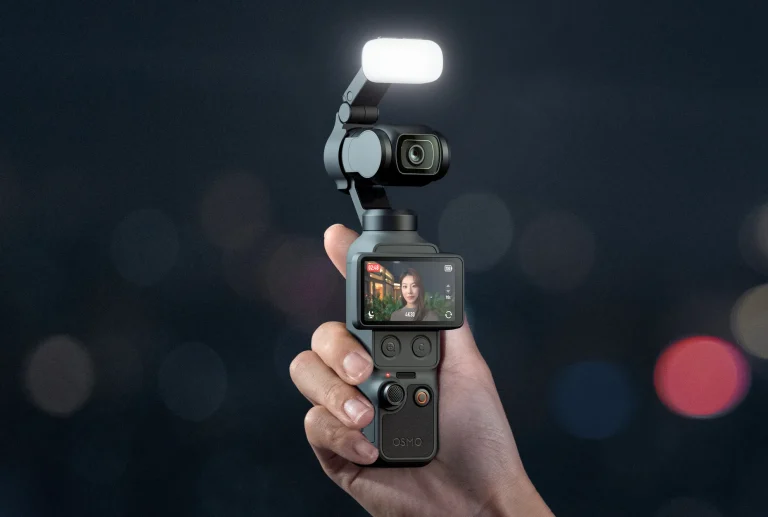 DJI Osmo Pocket 4 avec son accessoire lumiére (Image : DJI)