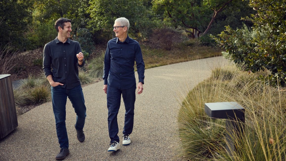 John Ternus et Tim Cook (Image : Apple)