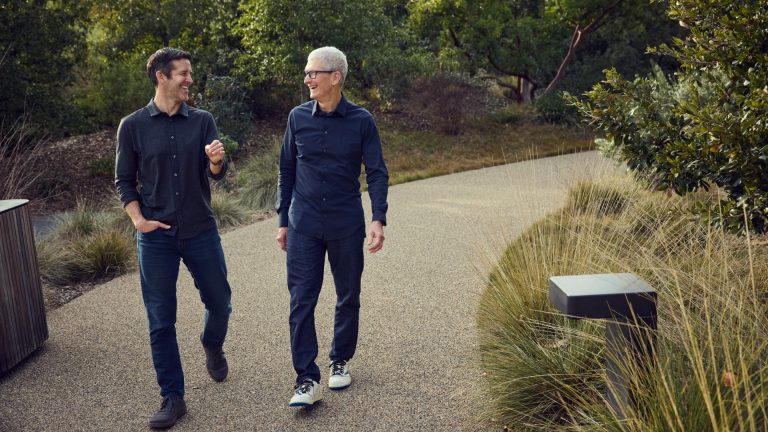 John Ternus et Tim Cook (Image : Apple)